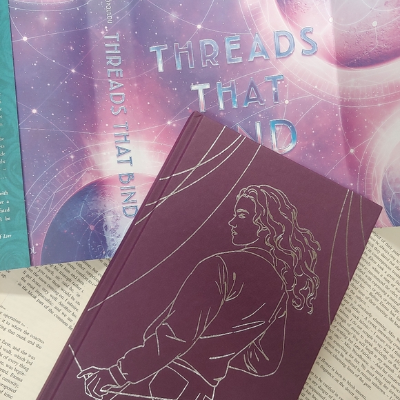 Threads That Bind Exclusive Fairyloot Edition - Picture 4 of 9